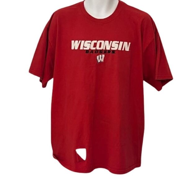 Gildan Y2K Red Wisconsin T-Shirt. Size XL. Hole in front. - Picture 1 of 6